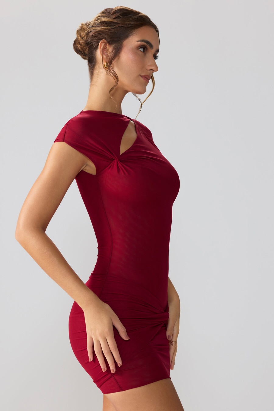 vestido curto de tule com mangas curtas e recortes na cor rubi