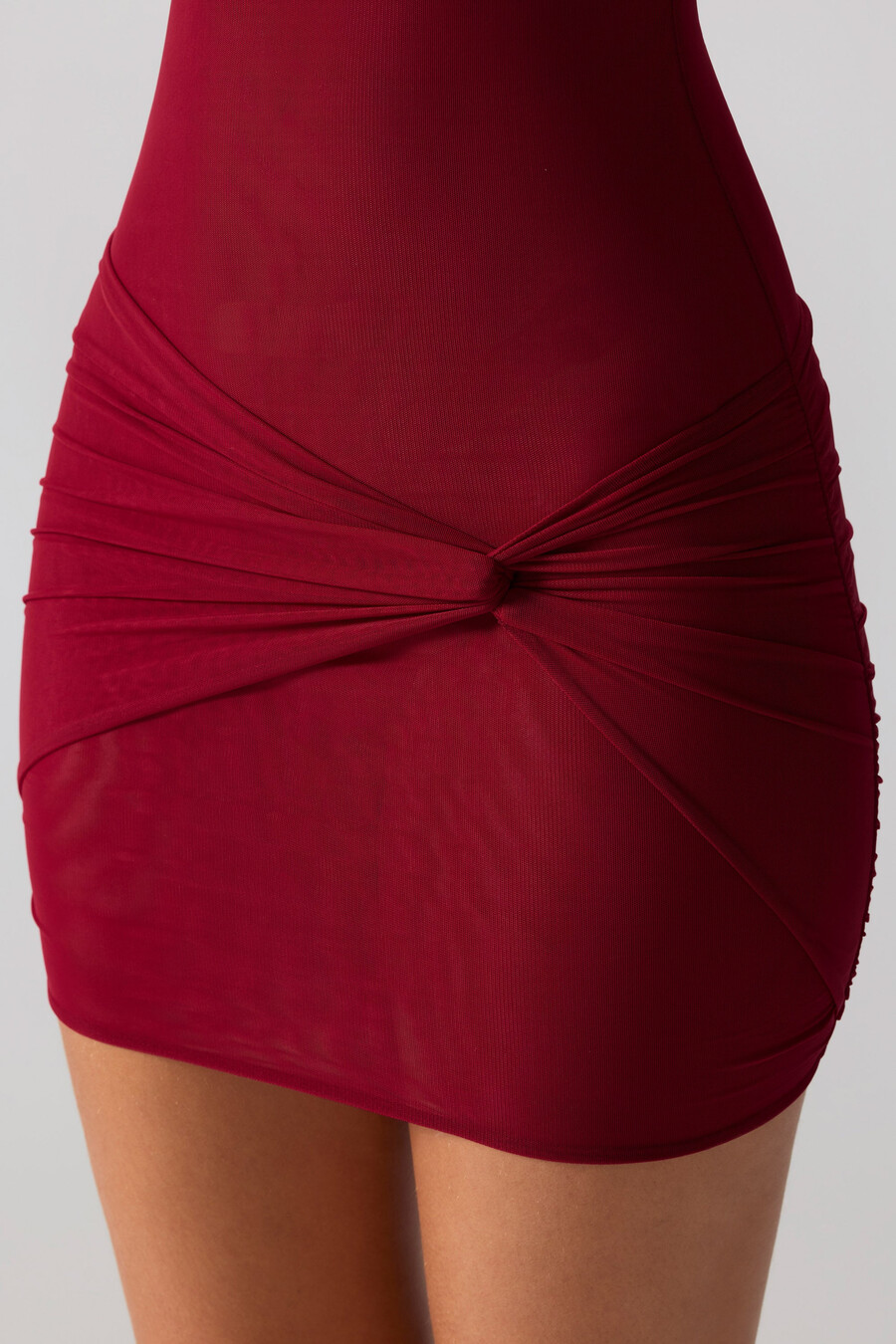 vestido curto de tule com mangas curtas e recortes na cor rubi