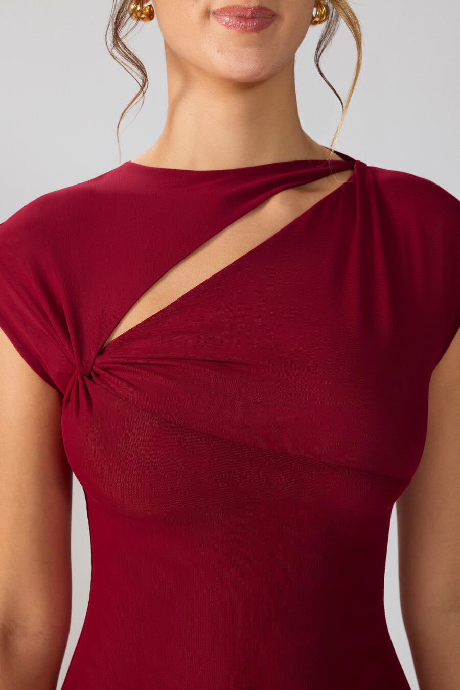 vestido curto de tule com mangas curtas e recortes na cor rubi