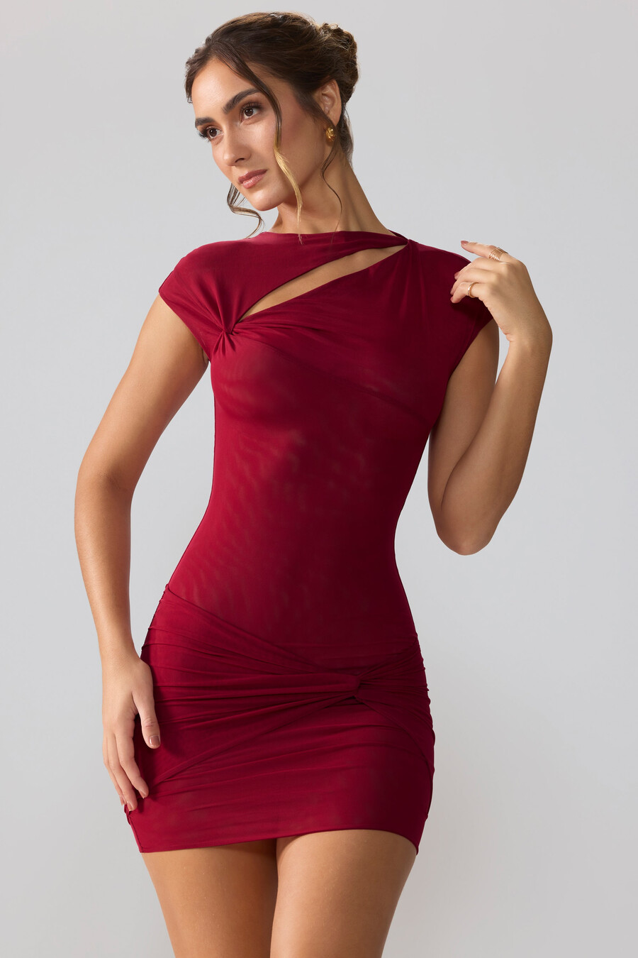 vestido curto de tule com mangas curtas e recortes na cor rubi