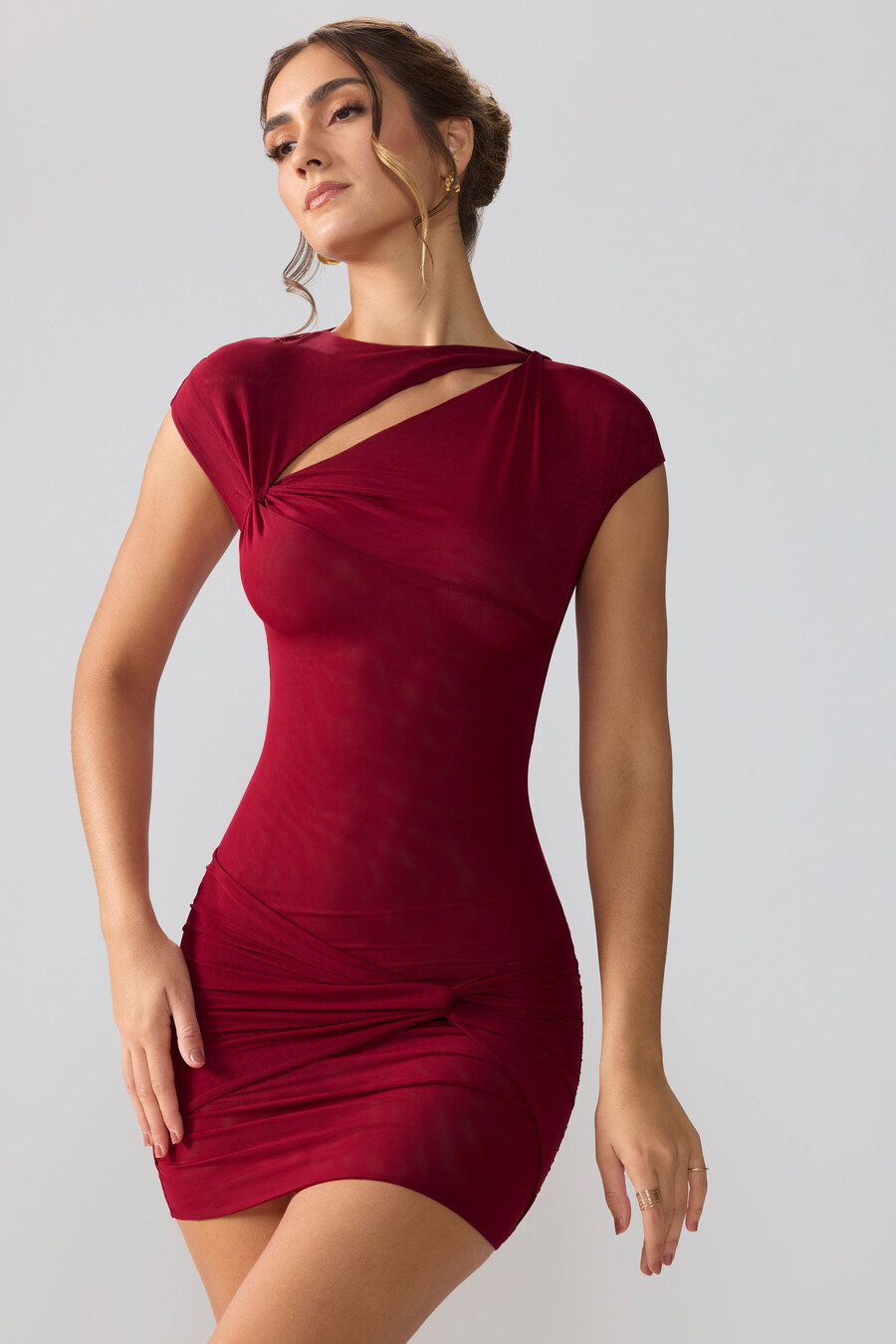 vestido curto de tule com mangas curtas e recortes na cor rubi
