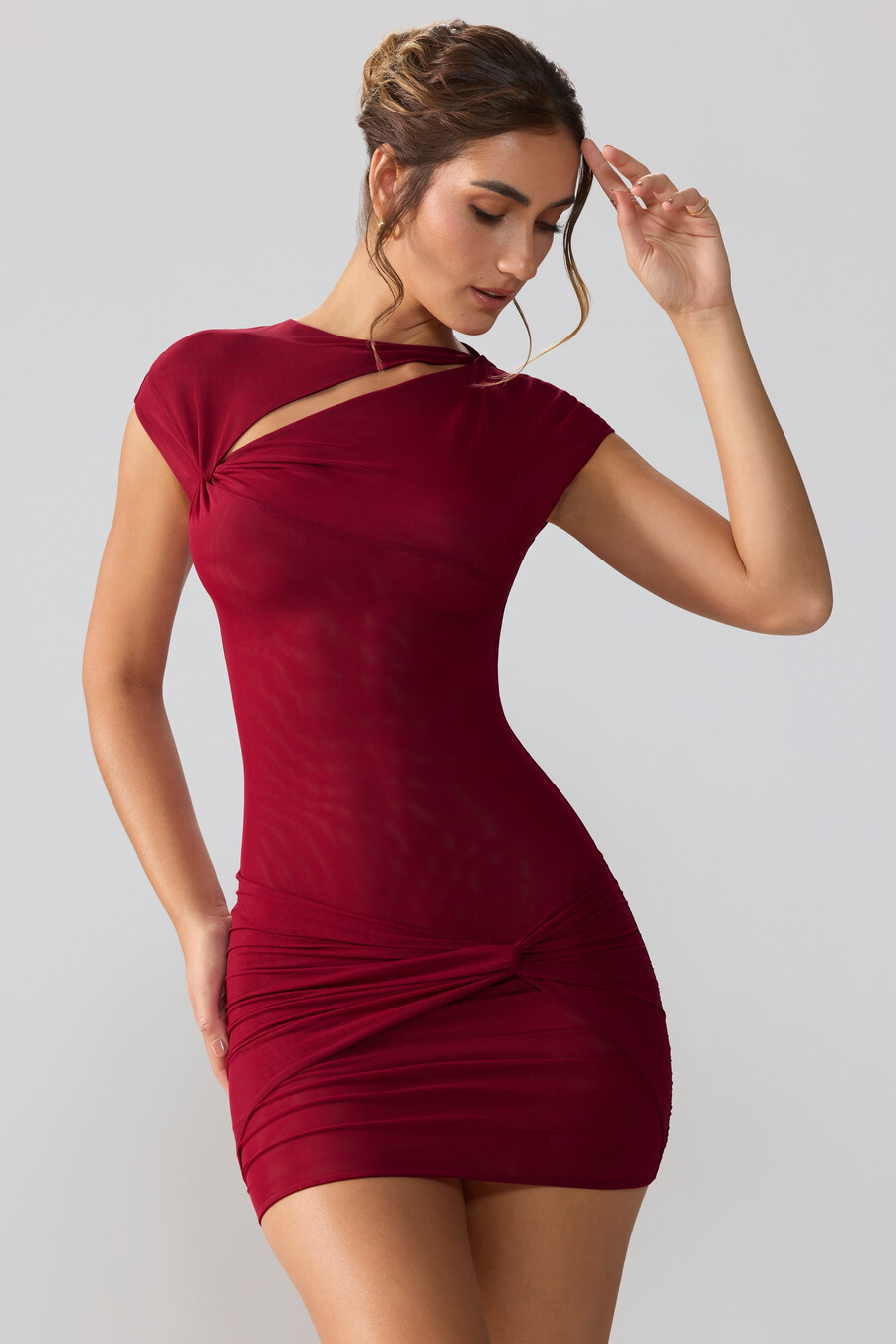 vestido curto de tule com mangas curtas e recortes na cor rubi