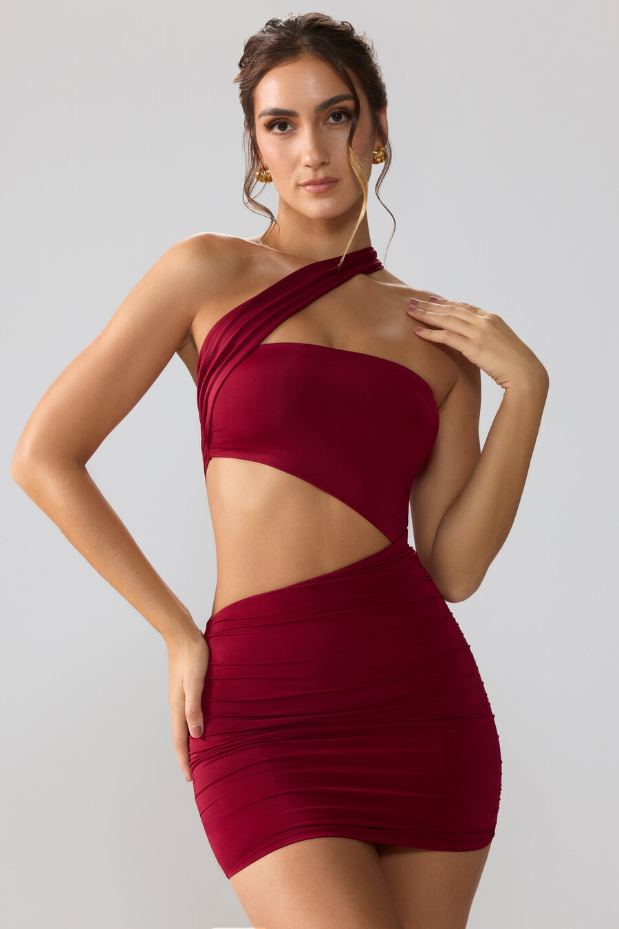 vestido curto justo de jérsei com recortes e franzidos na cor rubi