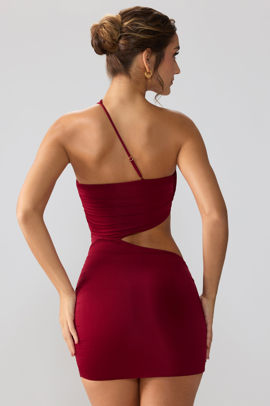 vestido curto justo de jérsei com recortes e franzidos na cor rubi