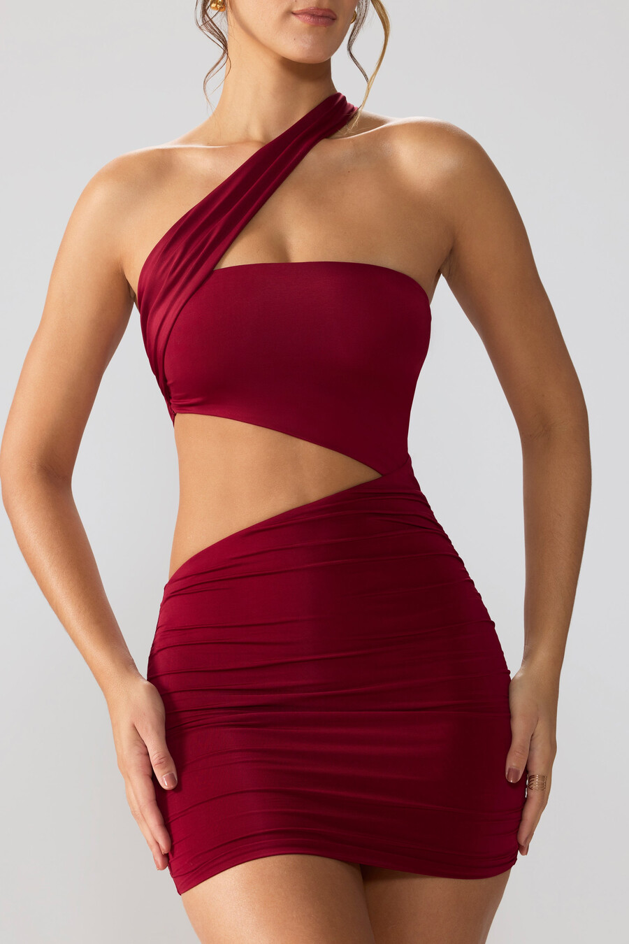 vestido curto justo de jérsei com recortes e franzidos na cor rubi