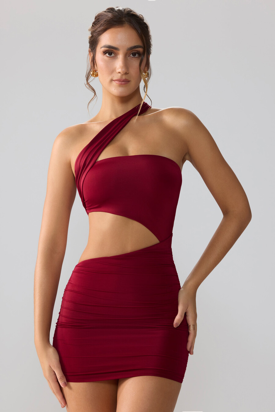 vestido curto justo de jérsei com recortes e franzidos na cor rubi