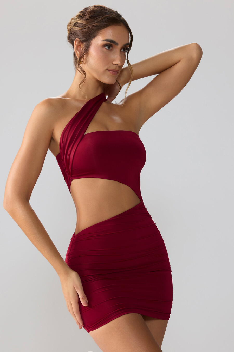vestido curto justo de jérsei com recortes e franzidos na cor rubi