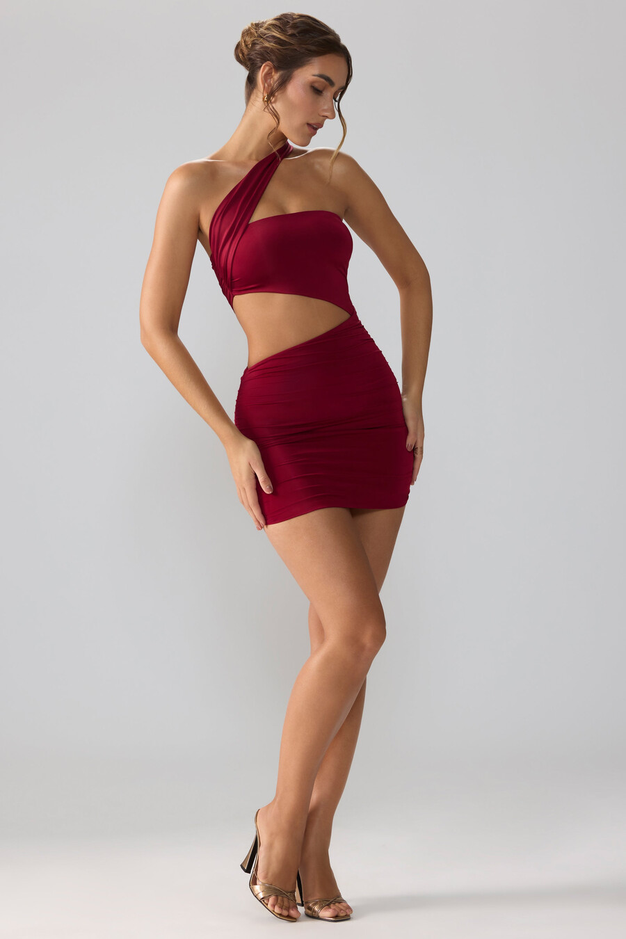 vestido curto justo de jérsei com recortes e franzidos na cor rubi