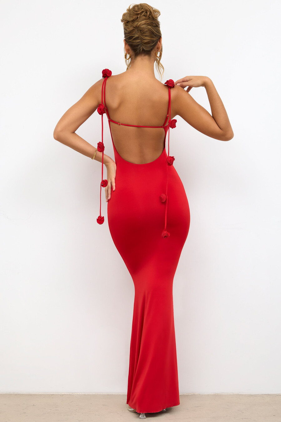 vestido de noite em jérsei justo com detalhe de rosa na cor vermelho escarlate.