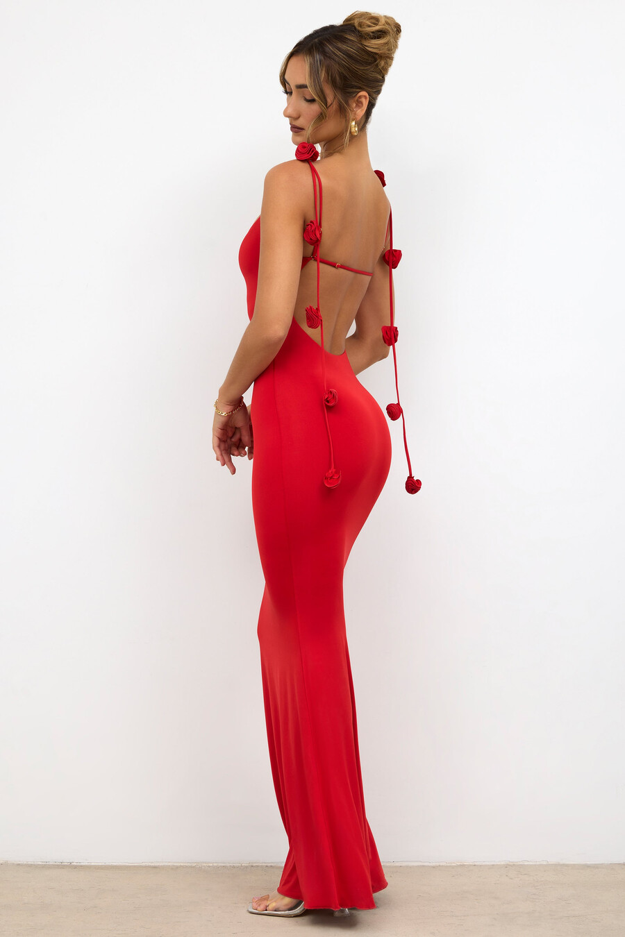 vestido de noite em jérsei justo com detalhe de rosa na cor vermelho escarlate.