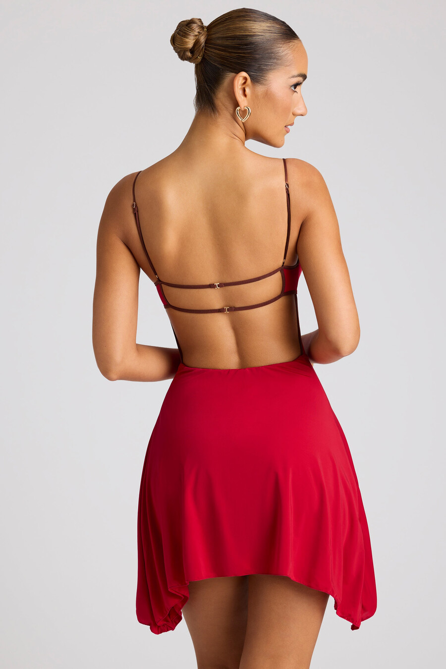 vestido curto com detalhes contrastantes em vermelho fogo