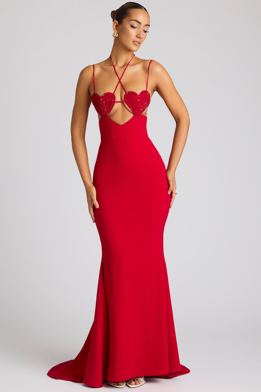 vestido de noite vermelho fogo com detalhe de bojo em formato de coração bordado.