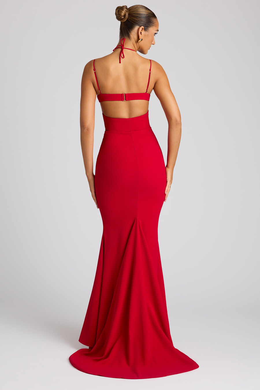 vestido de noite vermelho fogo com detalhe de bojo em formato de coração bordado.