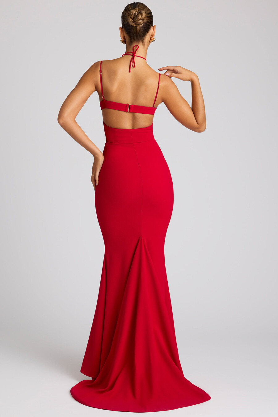 vestido de noite vermelho fogo com detalhe de bojo em formato de coração bordado.