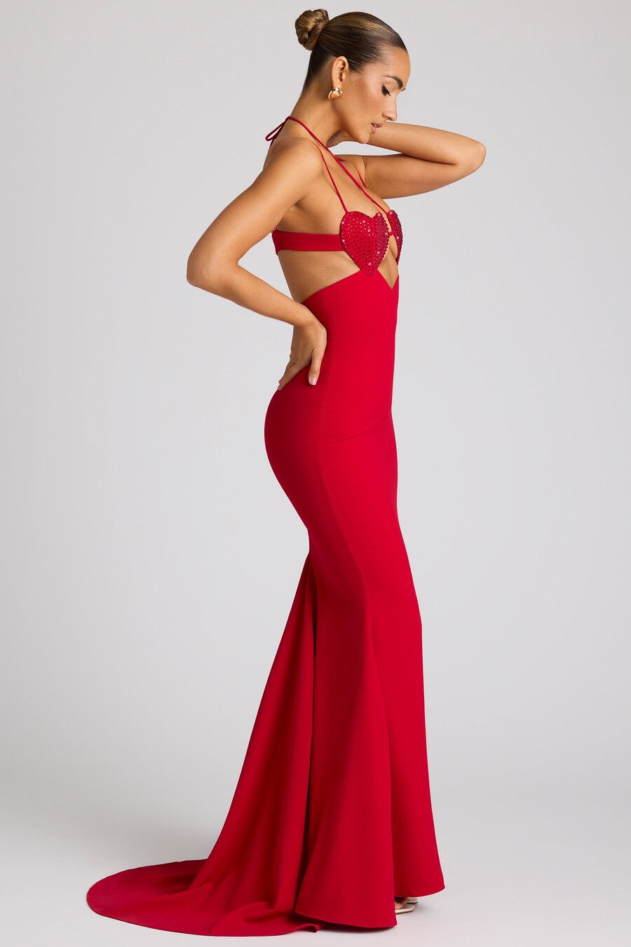 vestido de noite vermelho fogo com detalhe de bojo em formato de coração bordado.