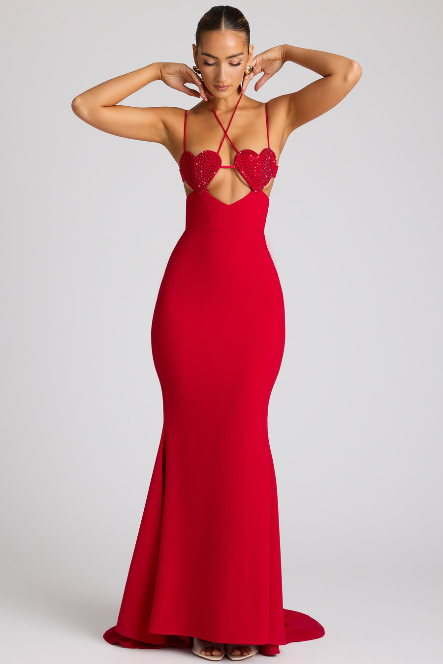 vestido de noite vermelho fogo com detalhe de bojo em formato de coração bordado.