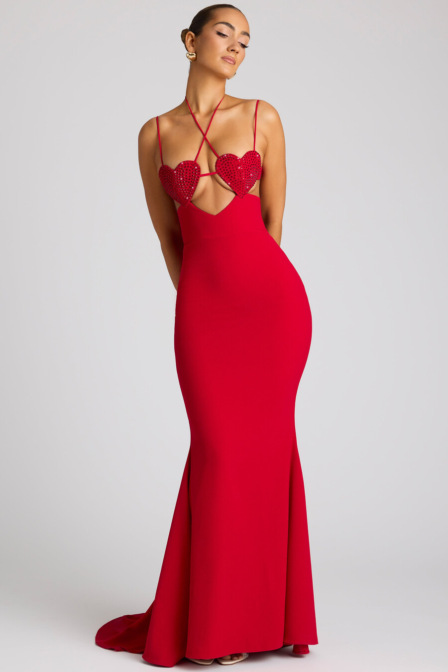 vestido de noite vermelho fogo com detalhe de bojo em formato de coração bordado.