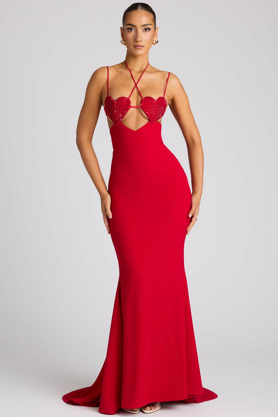 vestido de noite vermelho fogo com detalhe de bojo em formato de coração bordado.
