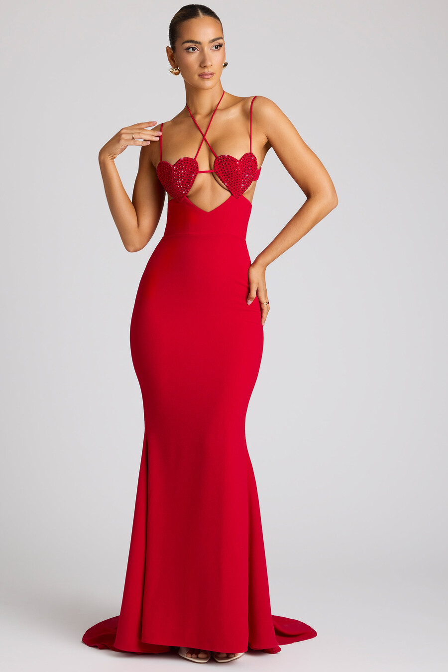 vestido de noite vermelho fogo com detalhe de bojo em formato de coração bordado.