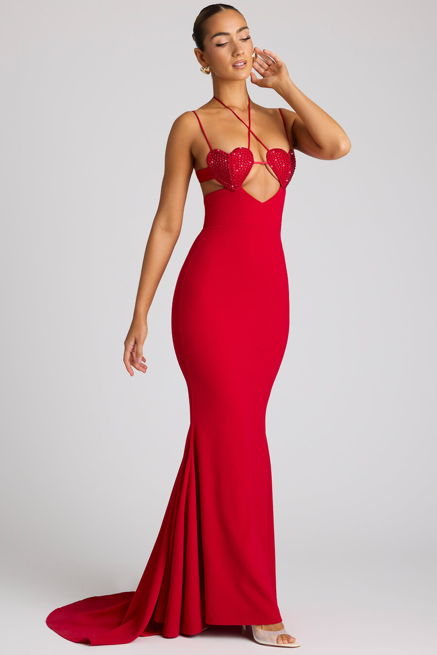 vestido de noite vermelho fogo com detalhe de bojo em formato de coração bordado.