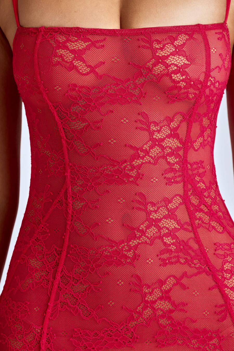 vestido sereia de renda transparente na cor vermelho cereja.