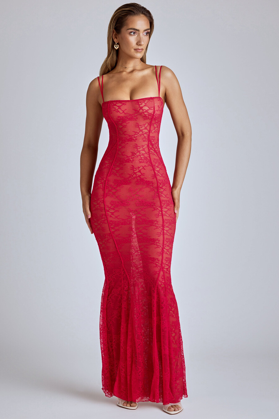 vestido sereia de renda transparente na cor vermelho cereja.