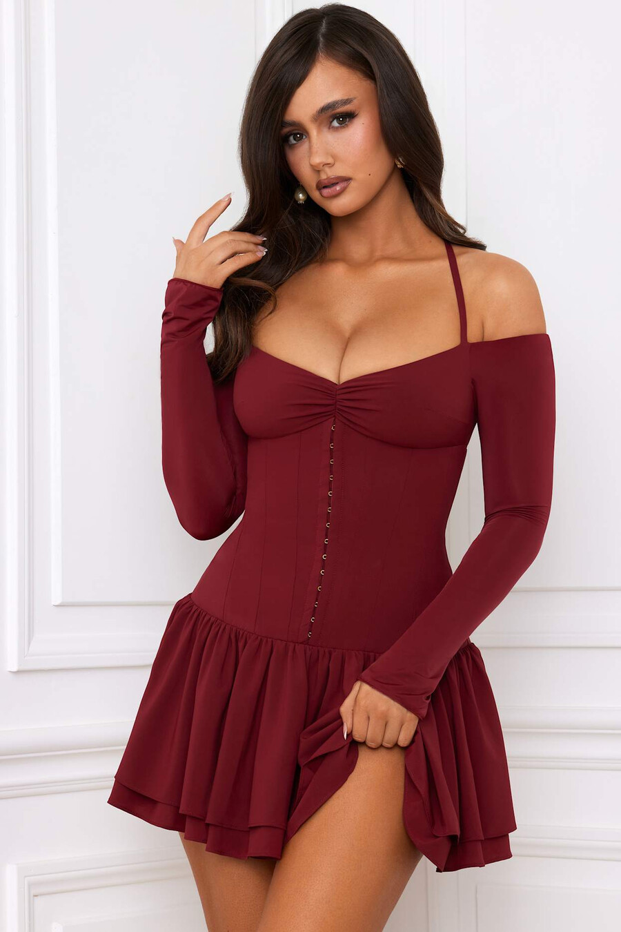 vestido curto corset com ombros à mostra e camadas na cor vermelho framboesa
