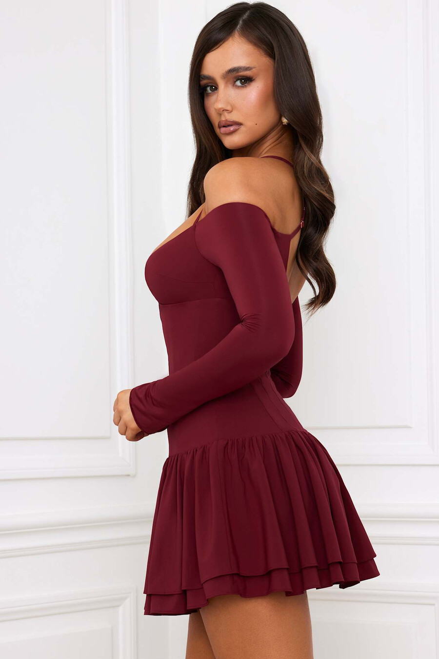 vestido curto corset com ombros à mostra e camadas na cor vermelho framboesa