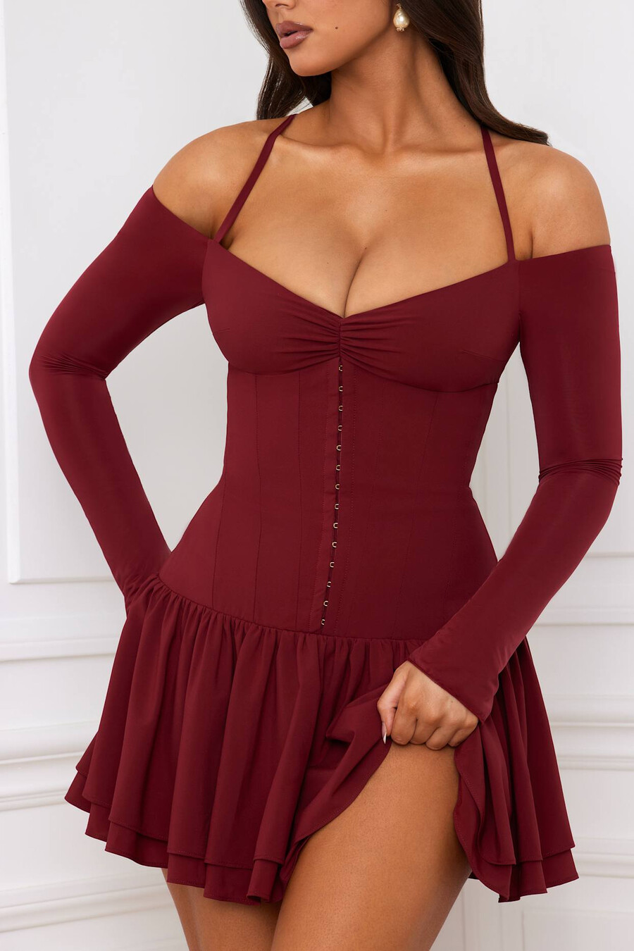 vestido curto corset com ombros à mostra e camadas na cor vermelho framboesa