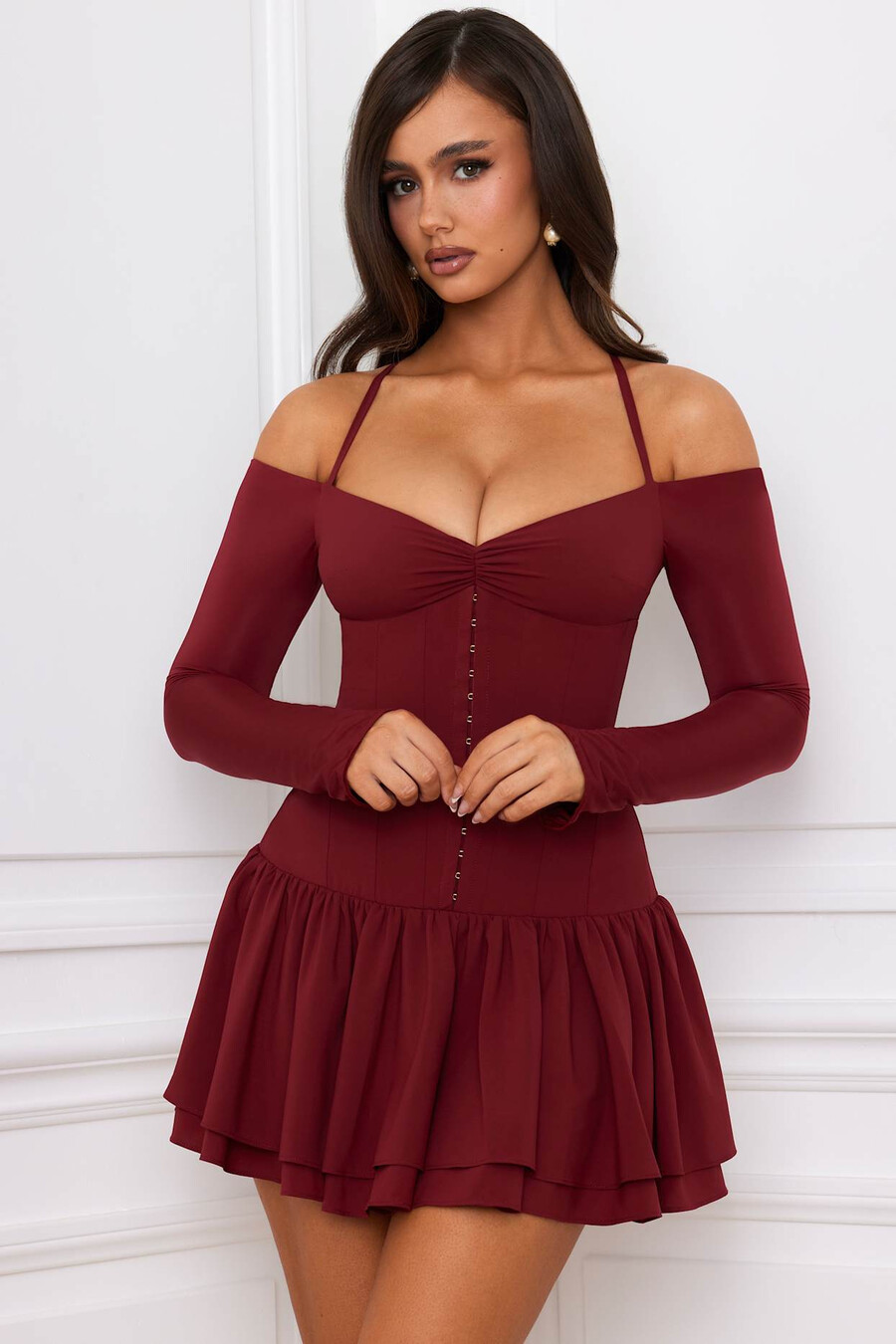vestido curto corset com ombros à mostra e camadas na cor vermelho framboesa