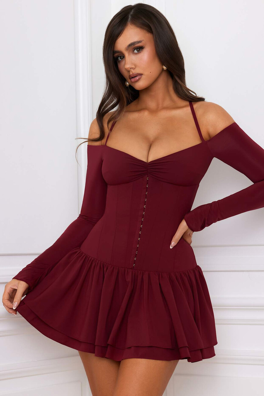 vestido curto corset com ombros à mostra e camadas na cor vermelho framboesa