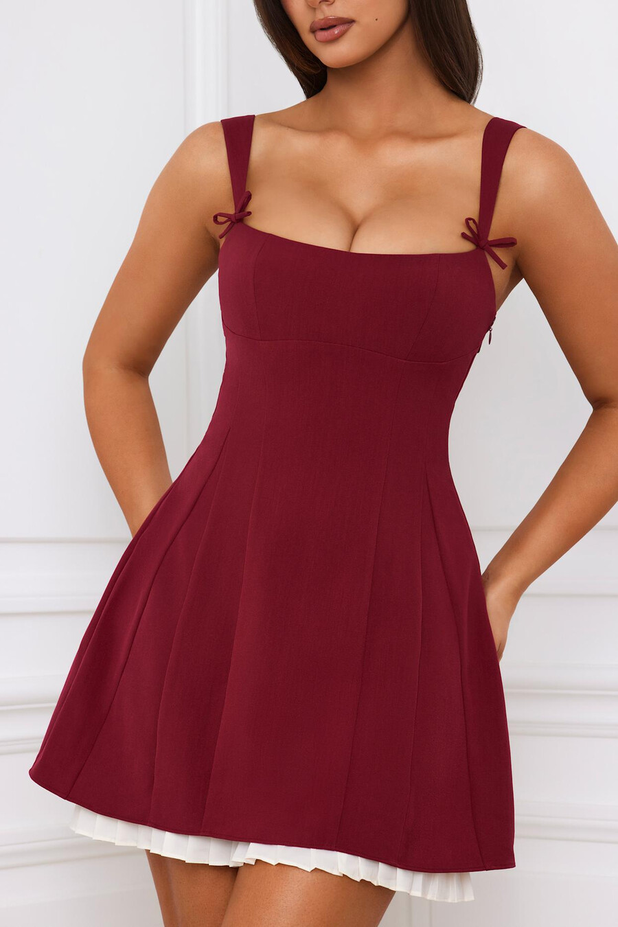 vestido curto evasê plissado com detalhe de laço na cor vermelho framboesa