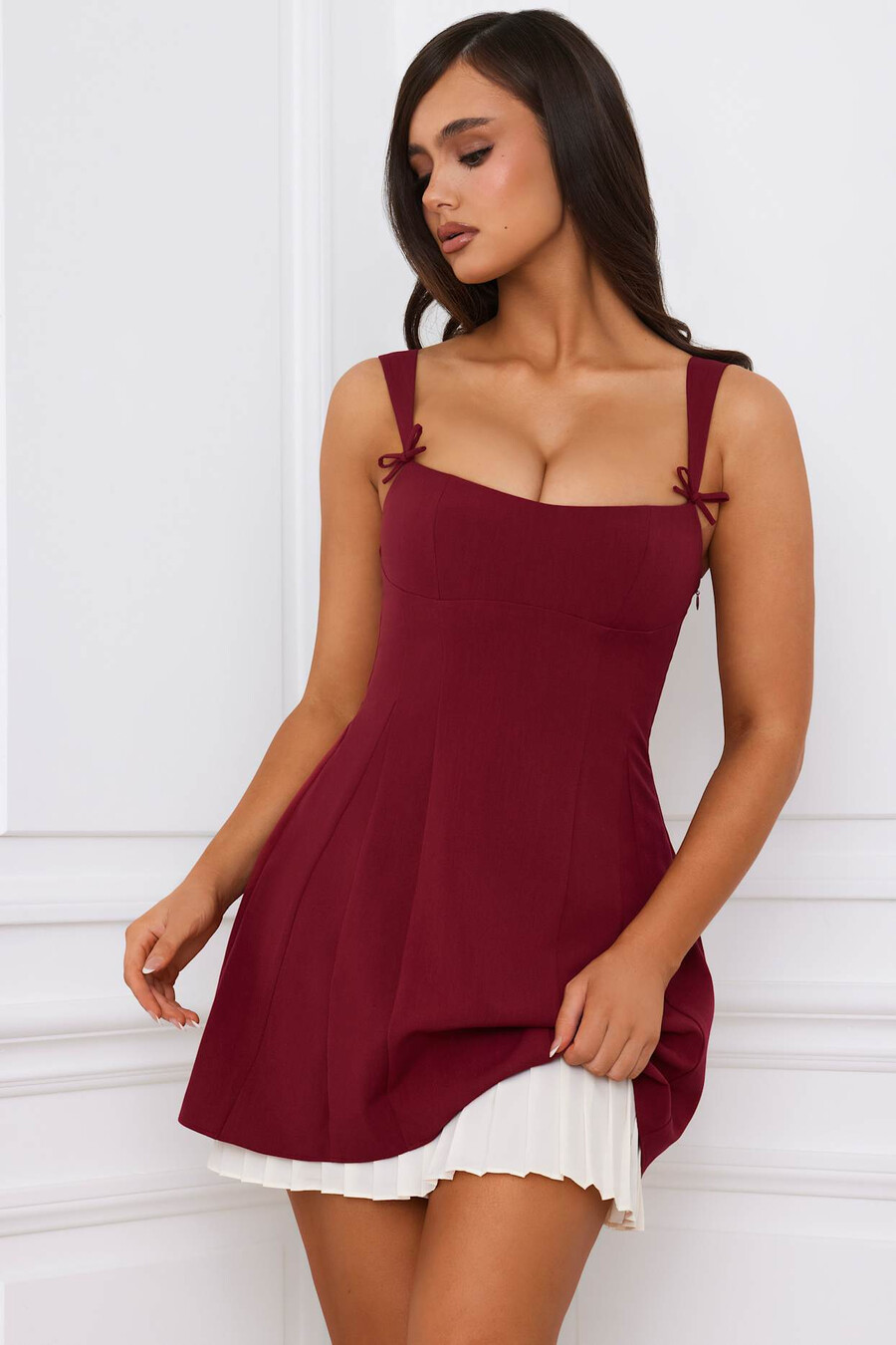 vestido curto evasê plissado com detalhe de laço na cor vermelho framboesa