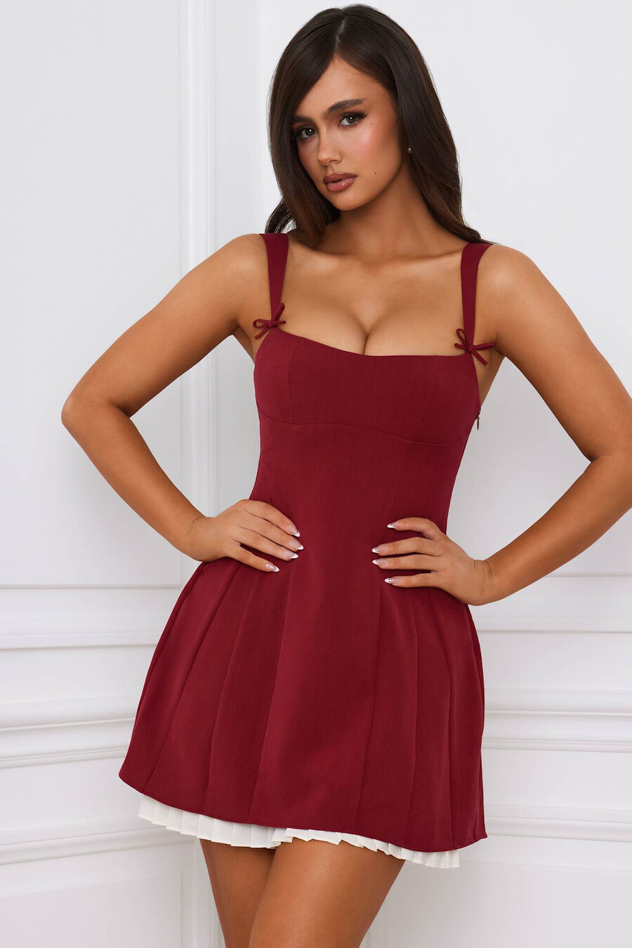 vestido curto evasê plissado com detalhe de laço na cor vermelho framboesa