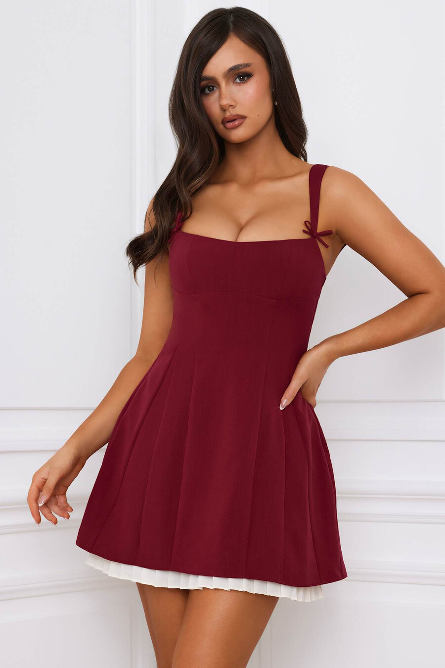 vestido curto evasê plissado com detalhe de laço na cor vermelho framboesa