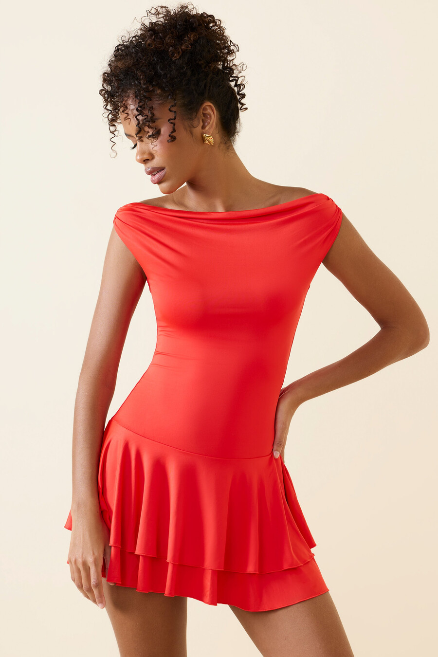 vestido curto ombro a ombro com babados na cor escarlate