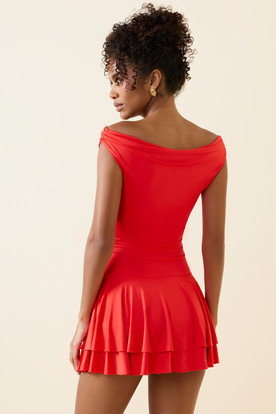 vestido curto ombro a ombro com babados na cor escarlate