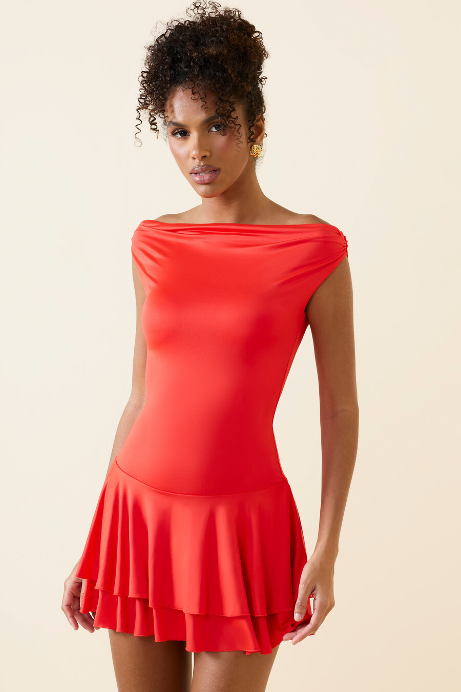 vestido curto ombro a ombro com babados na cor escarlate