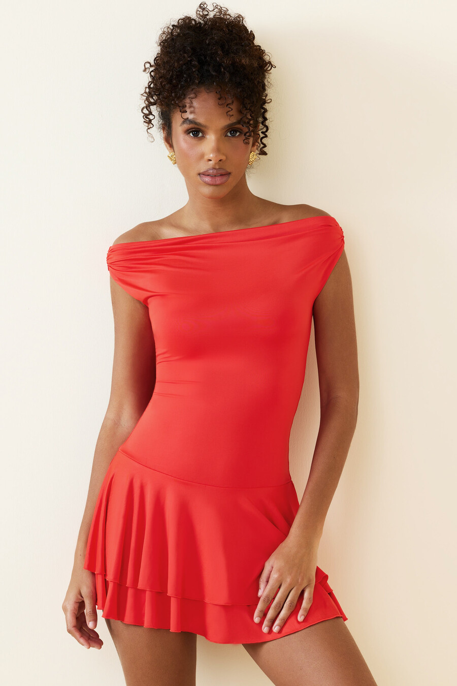 vestido curto ombro a ombro com babados na cor escarlate