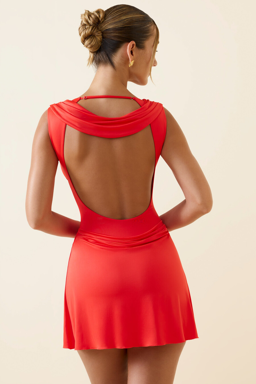 vestido curto evasê com decote nas costas e drapeado na cor escarlate.