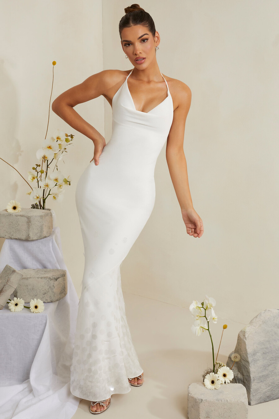 vestido longo de cetim branco com decote drapeado e aplicações.