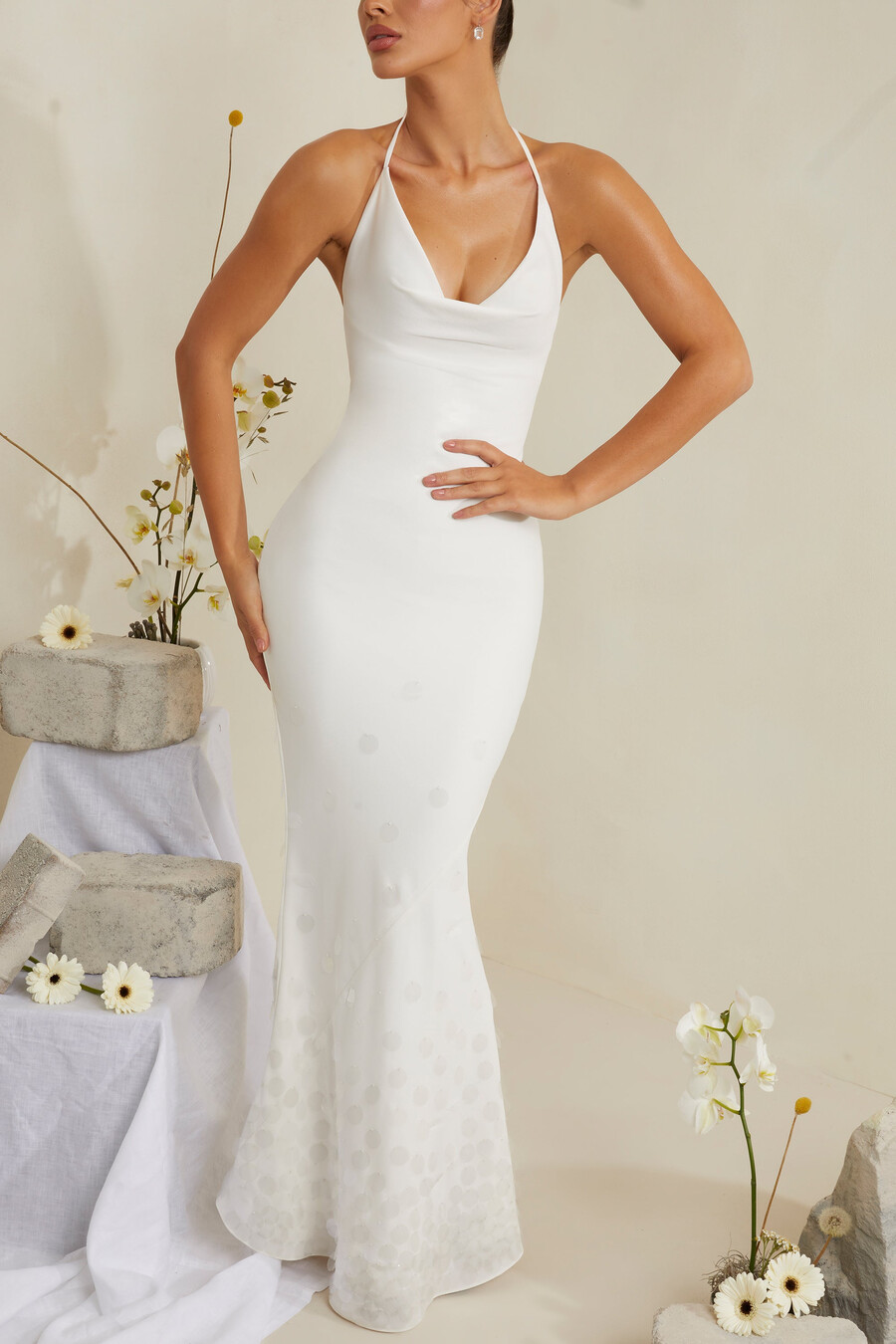 vestido longo de cetim branco com decote drapeado e aplicações.