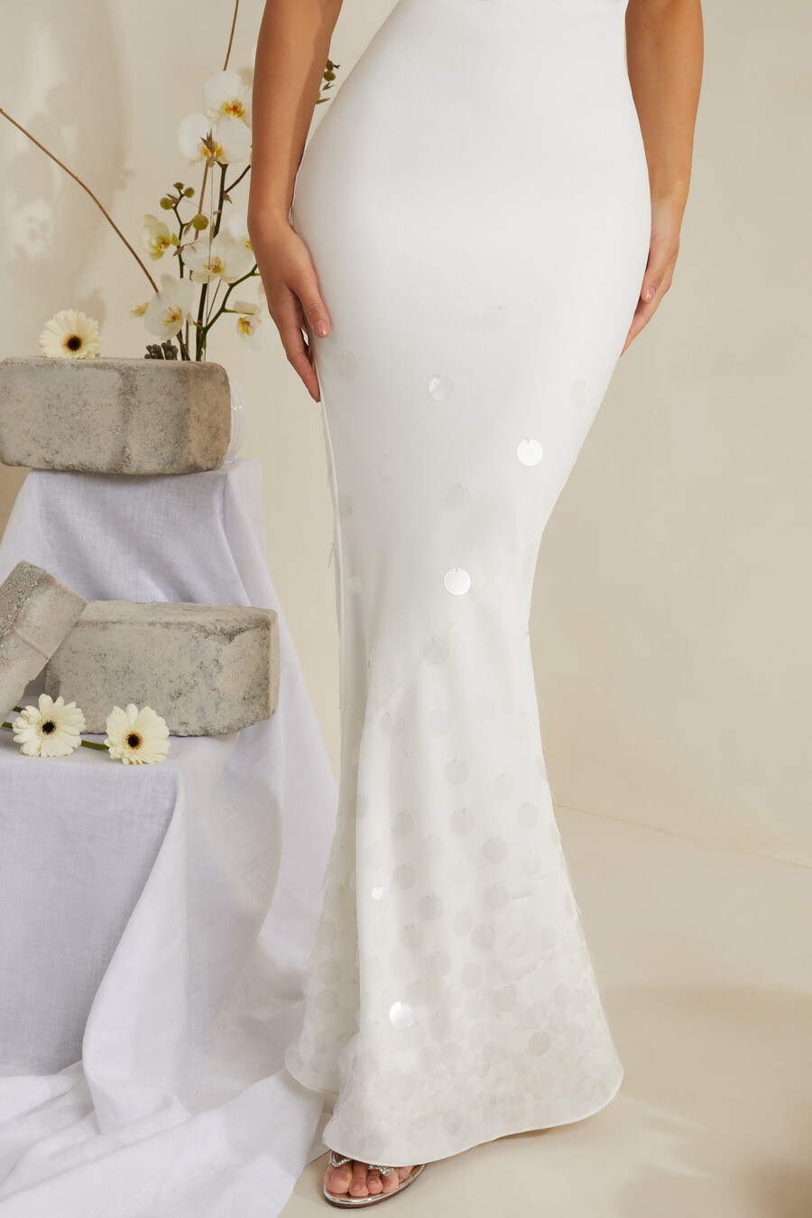 vestido longo de cetim branco com decote drapeado e aplicações.