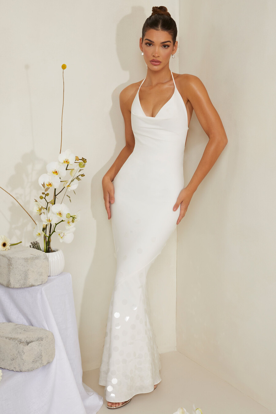 vestido longo de cetim branco com decote drapeado e aplicações.