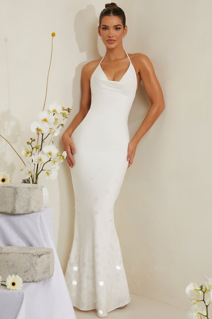 vestido longo de cetim branco com decote drapeado e aplicações.