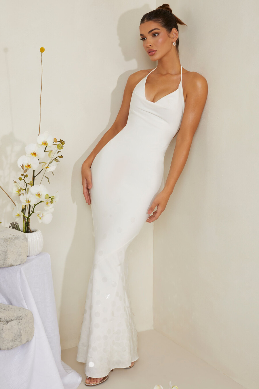 vestido longo de cetim branco com decote drapeado e aplicações.