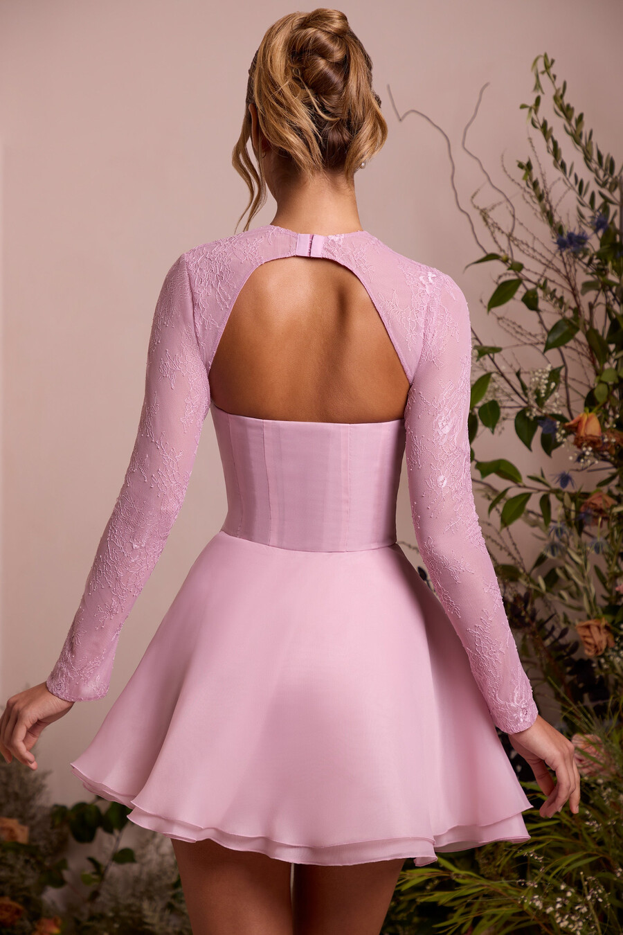 vestido curto de tule com mangas compridas e saia rosa-claro