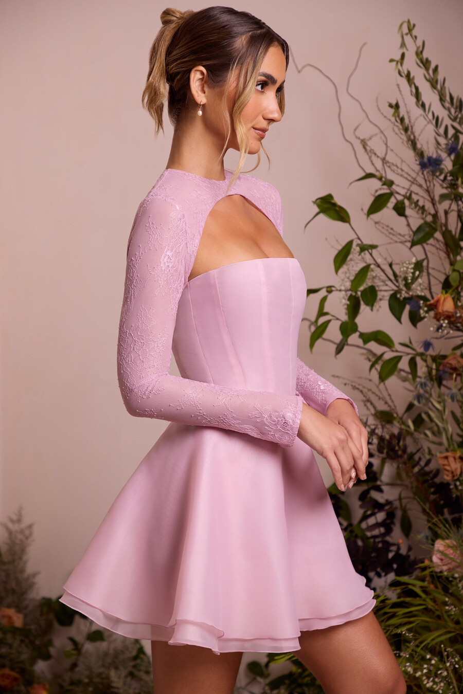 vestido curto de tule com mangas compridas e saia rosa-claro