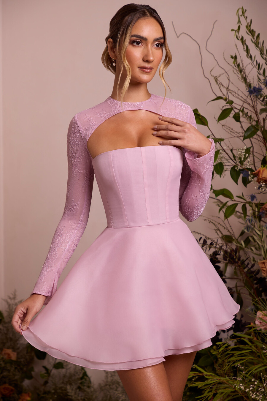 vestido curto de tule com mangas compridas e saia rosa-claro