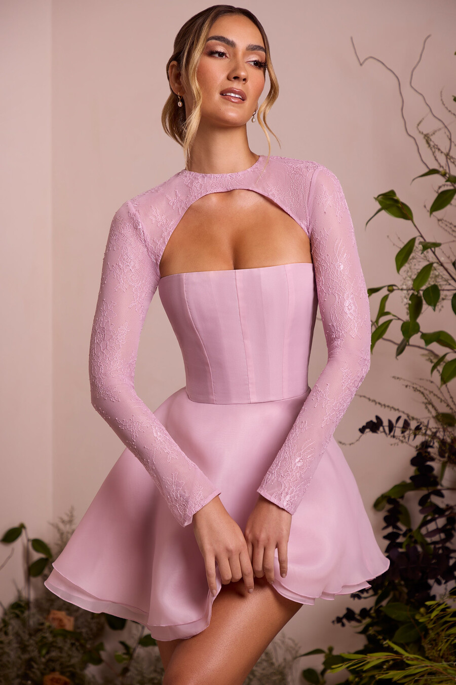 vestido curto de tule com mangas compridas e saia rosa-claro